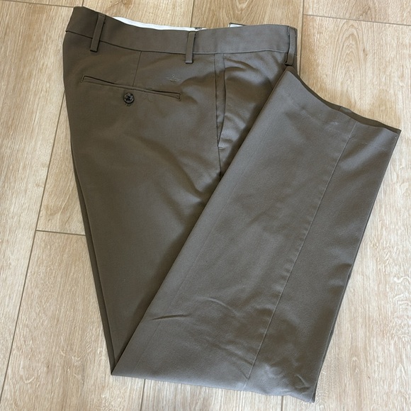 Men’s Dockers straight fit khakis, deep tan colour - Picture 7 of 7